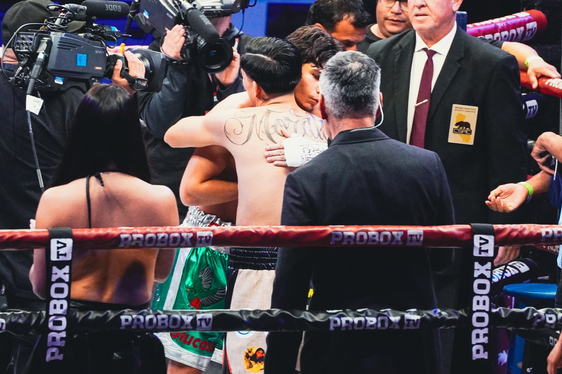 Amador Mendez embracing his opponent after the fight