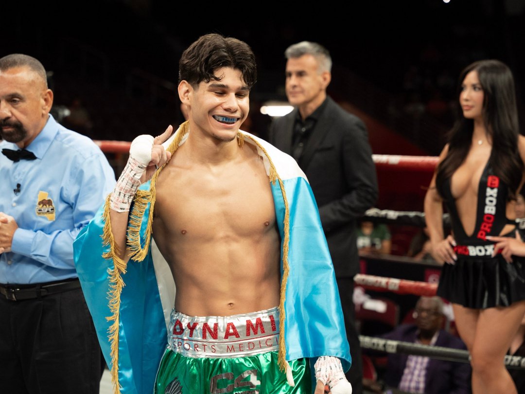 Amador Mendez celebrating after first-round KO win