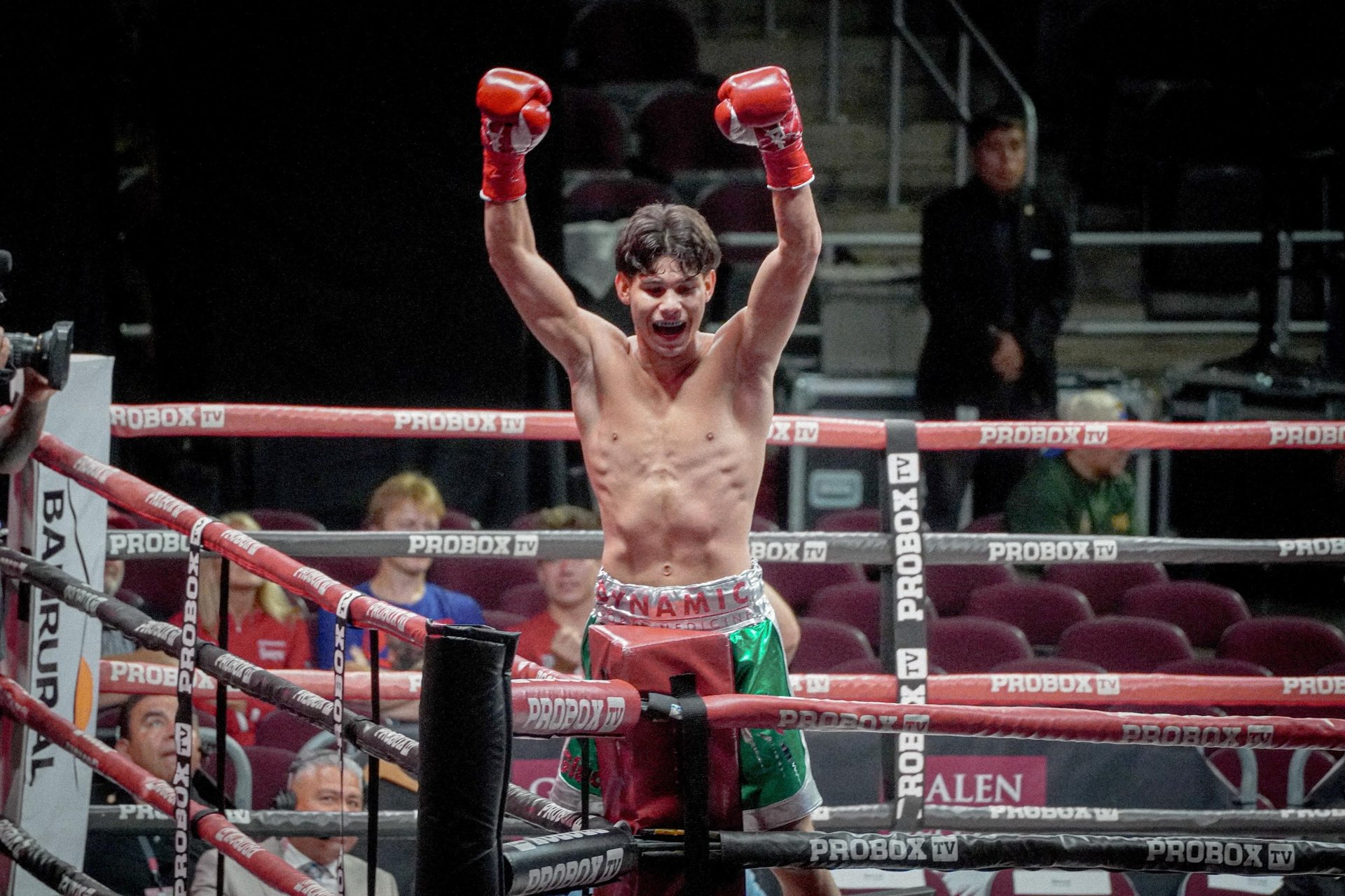 Amador Mendez victory pose in the ring